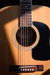 photo of brown acoustic guitar